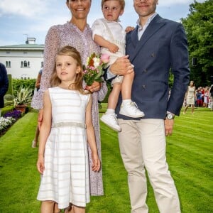 La princesse héritière Victoria de Suède, entourée de son mari le prince Daniel, ses enfants la princesse Estelle et le prince Oscar, et ses parents le roi Carl XVI Gustaf et la reine Silvia, célébrait le 14 juillet 2018 son anniversaire, rencontrant le public à la Villa Solliden sur l'île d'Öland.