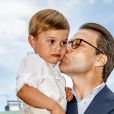  La princesse héritière Victoria de Suède, entourée de son mari le prince Daniel, ses enfants la princesse Estelle et le prince Oscar, et ses parents le roi Carl XVI Gustaf et la reine Silvia, célébrait le 14 juillet 2018 son anniversaire, rencontrant le public à la Villa Solliden sur l'île d'Öland. 