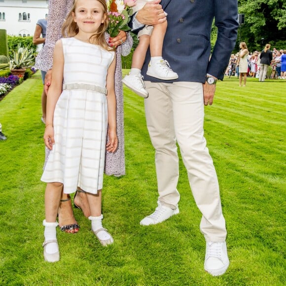 La princesse héritière Victoria de Suède, entourée de son mari le prince Daniel, ses enfants la princesse Estelle et le prince Oscar, et ses parents le roi Carl XVI Gustaf et la reine Silvia, célébrait le 14 juillet 2018 son anniversaire, rencontrant le public à la Villa Solliden sur l'île d'Öland.