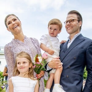 La princesse héritière Victoria de Suède, entourée de son mari le prince Daniel, ses enfants la princesse Estelle et le prince Oscar, et ses parents le roi Carl XVI Gustaf et la reine Silvia, célébrait le 14 juillet 2018 son anniversaire, rencontrant le public à la Villa Solliden sur l'île d'Öland.