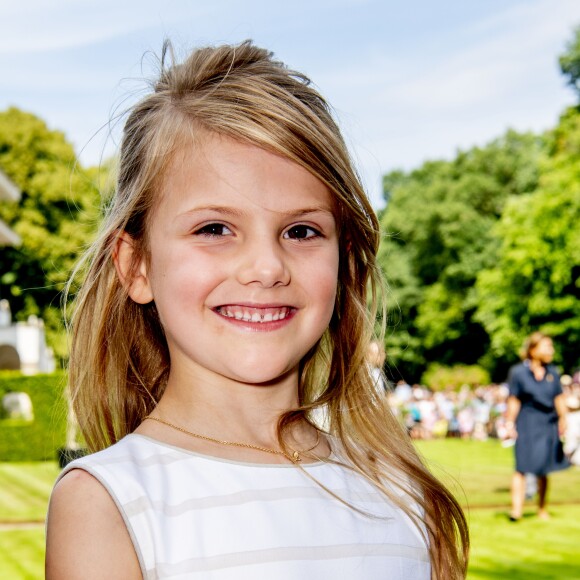 La princesse héritière Victoria de Suède, entourée de son mari le prince Daniel, ses enfants la princesse Estelle et le prince Oscar, et ses parents le roi Carl XVI Gustaf et la reine Silvia, célébrait le 14 juillet 2018 son anniversaire, rencontrant le public à la Villa Solliden sur l'île d'Öland.