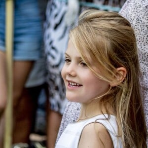 La princesse héritière Victoria de Suède, entourée de son mari le prince Daniel, ses enfants la princesse Estelle et le prince Oscar, et ses parents le roi Carl XVI Gustaf et la reine Silvia, célébrait le 14 juillet 2018 son anniversaire, rencontrant le public à la Villa Solliden sur l'île d'Öland.