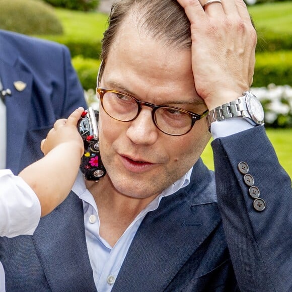 La princesse héritière Victoria de Suède, entourée de son mari le prince Daniel, ses enfants la princesse Estelle et le prince Oscar, et ses parents le roi Carl XVI Gustaf et la reine Silvia, célébrait le 14 juillet 2018 son anniversaire, rencontrant le public à la Villa Solliden sur l'île d'Öland.