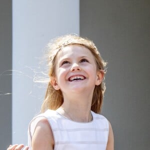 La princesse héritière Victoria de Suède, entourée de son mari le prince Daniel, ses enfants la princesse Estelle et le prince Oscar, et ses parents le roi Carl XVI Gustaf et la reine Silvia, célébrait le 14 juillet 2018 son anniversaire, rencontrant le public à la Villa Solliden sur l'île d'Öland.