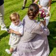 La princesse héritière Victoria de Suède, entourée de son mari le prince Daniel, ses enfants la princesse Estelle et le prince Oscar, et ses parents le roi Carl XVI Gustaf et la reine Silvia, célébrait le 14 juillet 2018 son anniversaire, rencontrant le public à la Villa Solliden sur l'île d'Öland. 