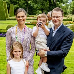 La princesse héritière Victoria de Suède, entourée de son mari le prince Daniel, ses enfants la princesse Estelle et le prince Oscar, et ses parents le roi Carl XVI Gustaf et la reine Silvia, célébrait le 14 juillet 2018 son anniversaire, rencontrant le public à la Villa Solliden sur l'île d'Öland.