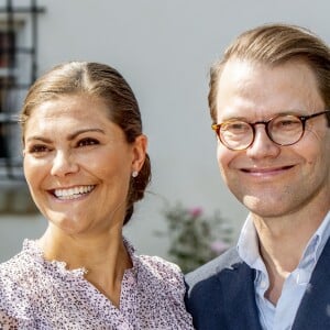 La princesse héritière Victoria de Suède, entourée de son mari le prince Daniel, ses enfants la princesse Estelle et le prince Oscar, et ses parents le roi Carl XVI Gustaf et la reine Silvia, célébrait le 14 juillet 2018 son anniversaire, rencontrant le public à la Villa Solliden sur l'île d'Öland.