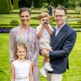  La princesse héritière Victoria de Suède, entourée de son mari le prince Daniel, ses enfants la princesse Estelle et le prince Oscar, et ses parents le roi Carl XVI Gustaf et la reine Silvia, célébrait le 14 juillet 2018 son anniversaire, rencontrant le public à la Villa Solliden sur l'île d'Öland. 