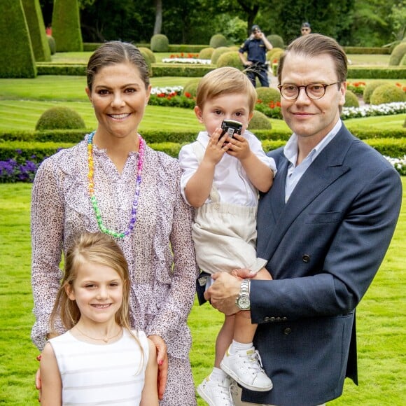 La princesse héritière Victoria de Suède, entourée de son mari le prince Daniel, ses enfants la princesse Estelle et le prince Oscar, et ses parents le roi Carl XVI Gustaf et la reine Silvia, célébrait le 14 juillet 2018 son anniversaire, rencontrant le public à la Villa Solliden sur l'île d'Öland.