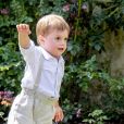  Le prince Oscar, graine de footballeur. La princesse héritière Victoria de Suède, entourée de son mari le prince Daniel, ses enfants la princesse Estelle et le prince Oscar, et ses parents le roi Carl XVI Gustaf et la reine Silvia, célébrait le 14 juillet 2018 son anniversaire, rencontrant le public à la Villa Solliden sur l'île d'Öland. 