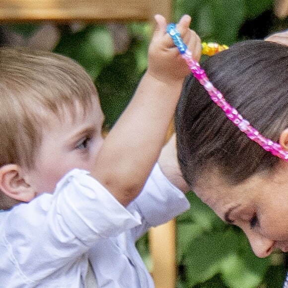 Le prince Oscar avec sa maman Victoria. La princesse héritière Victoria de Suède, entourée de son mari le prince Daniel, ses enfants la princesse Estelle et le prince Oscar, et ses parents le roi Carl XVI Gustaf et la reine Silvia, célébrait le 14 juillet 2018 son anniversaire, rencontrant le public à la Villa Solliden sur l'île d'Öland.