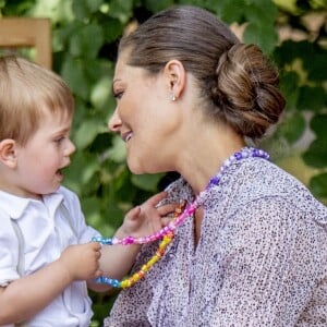 Le prince Oscar avec sa maman Victoria. La princesse héritière Victoria de Suède, entourée de son mari le prince Daniel, ses enfants la princesse Estelle et le prince Oscar, et ses parents le roi Carl XVI Gustaf et la reine Silvia, célébrait le 14 juillet 2018 son anniversaire, rencontrant le public à la Villa Solliden sur l'île d'Öland.