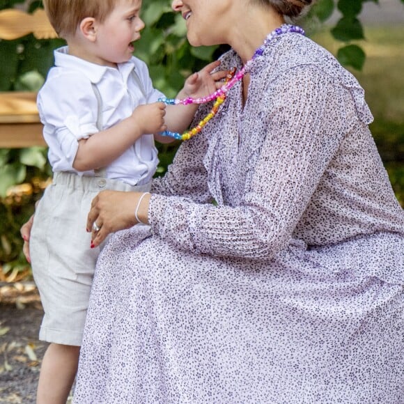 Le prince Oscar avec sa maman Victoria. La princesse héritière Victoria de Suède, entourée de son mari le prince Daniel, ses enfants la princesse Estelle et le prince Oscar, et ses parents le roi Carl XVI Gustaf et la reine Silvia, célébrait le 14 juillet 2018 son anniversaire, rencontrant le public à la Villa Solliden sur l'île d'Öland.