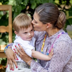 Le prince Oscar avec sa maman Victoria. La princesse héritière Victoria de Suède, entourée de son mari le prince Daniel, ses enfants la princesse Estelle et le prince Oscar, et ses parents le roi Carl XVI Gustaf et la reine Silvia, célébrait le 14 juillet 2018 son anniversaire, rencontrant le public à la Villa Solliden sur l'île d'Öland.