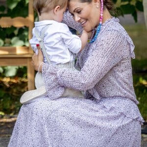 Le prince Oscar avec sa maman Victoria. La princesse héritière Victoria de Suède, entourée de son mari le prince Daniel, ses enfants la princesse Estelle et le prince Oscar, et ses parents le roi Carl XVI Gustaf et la reine Silvia, célébrait le 14 juillet 2018 son anniversaire, rencontrant le public à la Villa Solliden sur l'île d'Öland.