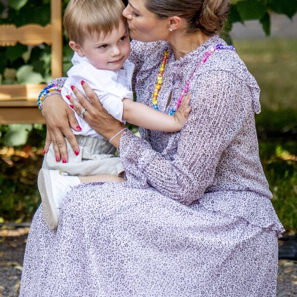 Le prince Oscar avec sa maman Victoria. La princesse héritière Victoria de Suède, entourée de son mari le prince Daniel, ses enfants la princesse Estelle et le prince Oscar, et ses parents le roi Carl XVI Gustaf et la reine Silvia, célébrait le 14 juillet 2018 son anniversaire, rencontrant le public à la Villa Solliden sur l'île d'Öland.