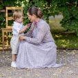  Le prince Oscar avec sa maman Victoria. La princesse héritière Victoria de Suède, entourée de son mari le prince Daniel, ses enfants la princesse Estelle et le prince Oscar, et ses parents le roi Carl XVI Gustaf et la reine Silvia, célébrait le 14 juillet 2018 son anniversaire, rencontrant le public à la Villa Solliden sur l'île d'Öland. 