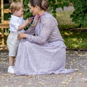 Le prince Oscar avec sa maman Victoria. La princesse héritière Victoria de Suède, entourée de son mari le prince Daniel, ses enfants la princesse Estelle et le prince Oscar, et ses parents le roi Carl XVI Gustaf et la reine Silvia, célébrait le 14 juillet 2018 son anniversaire, rencontrant le public à la Villa Solliden sur l'île d'Öland.