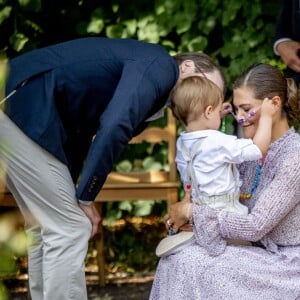 Le prince Oscar avec sa maman Victoria. La princesse héritière Victoria de Suède, entourée de son mari le prince Daniel, ses enfants la princesse Estelle et le prince Oscar, et ses parents le roi Carl XVI Gustaf et la reine Silvia, célébrait le 14 juillet 2018 son anniversaire, rencontrant le public à la Villa Solliden sur l'île d'Öland.