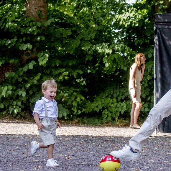 La princesse héritière Victoria de Suède, entourée de son mari le prince Daniel, ses enfants la princesse Estelle et le prince Oscar, et ses parents le roi Carl XVI Gustaf et la reine Silvia, célébrait le 14 juillet 2018 son anniversaire, rencontrant le public à la Villa Solliden sur l'île d'Öland.