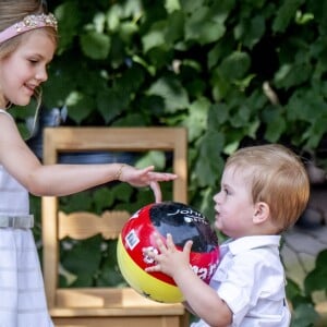 La princesse héritière Victoria de Suède, entourée de son mari le prince Daniel, ses enfants la princesse Estelle et le prince Oscar, et ses parents le roi Carl XVI Gustaf et la reine Silvia, célébrait le 14 juillet 2018 son anniversaire, rencontrant le public à la Villa Solliden sur l'île d'Öland.