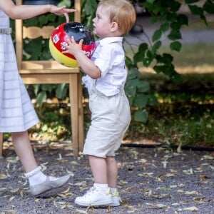 La princesse héritière Victoria de Suède, entourée de son mari le prince Daniel, ses enfants la princesse Estelle et le prince Oscar, et ses parents le roi Carl XVI Gustaf et la reine Silvia, célébrait le 14 juillet 2018 son anniversaire, rencontrant le public à la Villa Solliden sur l'île d'Öland.