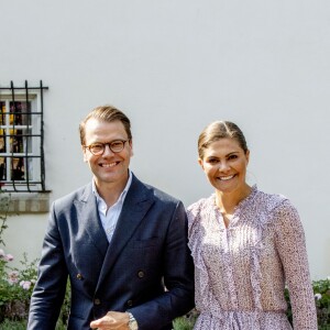 La princesse héritière Victoria de Suède, entourée de son mari le prince Daniel, ses enfants la princesse Estelle et le prince Oscar, et ses parents le roi Carl XVI Gustaf et la reine Silvia, célébrait le 14 juillet 2018 son anniversaire, rencontrant le public à la Villa Solliden sur l'île d'Öland.