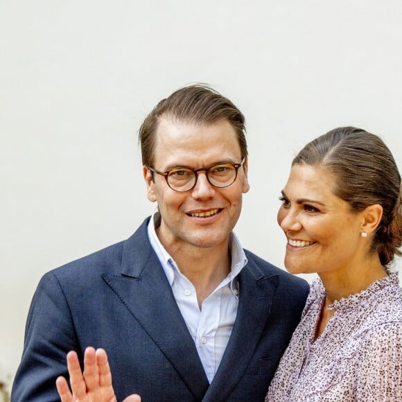 La princesse héritière Victoria de Suède, entourée de son mari le prince Daniel, ses enfants la princesse Estelle et le prince Oscar, et ses parents le roi Carl XVI Gustaf et la reine Silvia, célébrait le 14 juillet 2018 son anniversaire, rencontrant le public à la Villa Solliden sur l'île d'Öland.