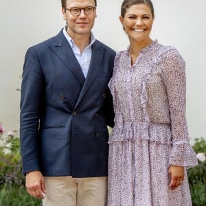 La princesse héritière Victoria de Suède, entourée de son mari le prince Daniel, ses enfants la princesse Estelle et le prince Oscar, et ses parents le roi Carl XVI Gustaf et la reine Silvia, célébrait le 14 juillet 2018 son anniversaire, rencontrant le public à la Villa Solliden sur l'île d'Öland.