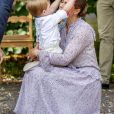  La princesse héritière Victoria de Suède, entourée de son mari le prince Daniel, ses enfants la princesse Estelle et le prince Oscar, et ses parents le roi Carl XVI Gustaf et la reine Silvia, célébrait le 14 juillet 2018 son anniversaire, rencontrant le public à la Villa Solliden sur l'île d'Öland. 