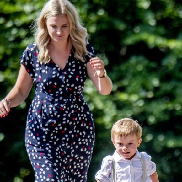 La princesse héritière Victoria de Suède, entourée de son mari le prince Daniel, ses enfants la princesse Estelle et le prince Oscar, et ses parents le roi Carl XVI Gustaf et la reine Silvia, célébrait le 14 juillet 2018 son anniversaire, rencontrant le public à la Villa Solliden sur l'île d'Öland.