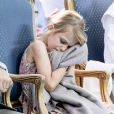 La princesse Estelle de Suède était épuisée à la fin de la journée de célébration du 41e anniversaire de sa maman la princesse Victoria de Suède, le 14 juillet 2018 à Borgholm.
