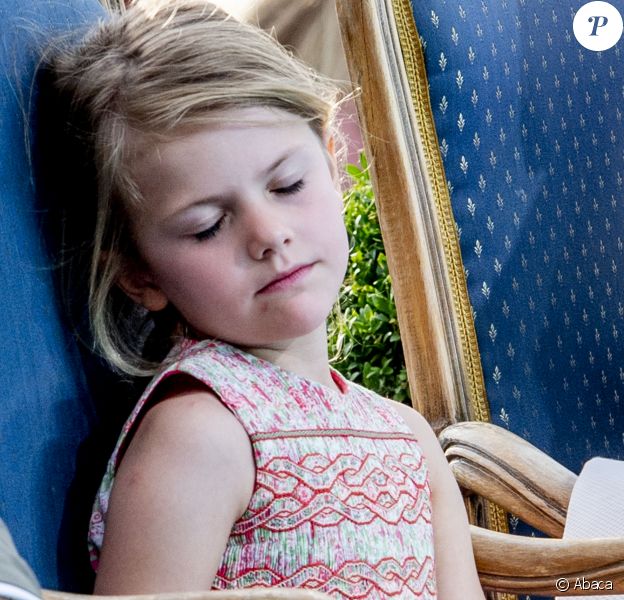 La princesse Estelle de Suède était épuisée à la fin de la journée de célébration du 41e anniversaire de sa maman la princesse Victoria de Suède, le 14 juillet 2018 à Borgholm.