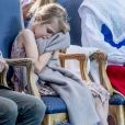 La princesse Estelle de Suède était épuisée à la fin de la journée de célébration du 41e anniversaire de sa maman la princesse Victoria de Suède, le 14 juillet 2018 à Borgholm.
