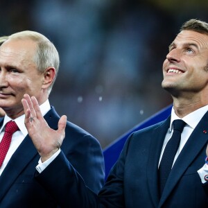 Emmanuel Macron célèbre la victoire de la France face à la Croatie (4-2) en finale de la Coupe du Monde 2018 (FIFA World Cup Russia2018), le 15 juillet 2018.