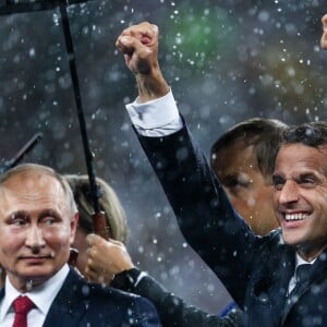 Emmanuel Macron célèbre la victoire de la France face à la Croatie (4-2) en finale de la Coupe du Monde 2018 (FIFA World Cup Russia2018), le 15 juillet 2018.