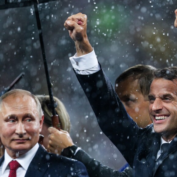 Emmanuel Macron célèbre la victoire de la France face à la Croatie (4-2) en finale de la Coupe du Monde 2018 (FIFA World Cup Russia2018), le 15 juillet 2018.