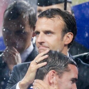 Emmanuel Macron célèbre la victoire de la France face à la Croatie (4-2) en finale de la Coupe du Monde 2018 (FIFA World Cup Russia2018), le 15 juillet 2018.