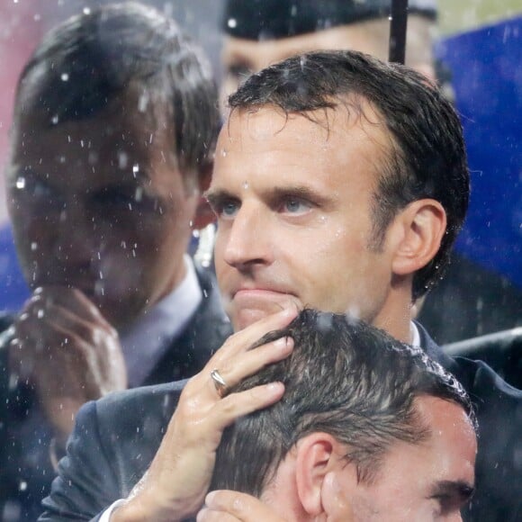 Emmanuel Macron célèbre la victoire de la France face à la Croatie (4-2) en finale de la Coupe du Monde 2018 (FIFA World Cup Russia2018), le 15 juillet 2018.