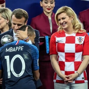 Emmanuel Macron et Kylian Mbappé, la présidente de Croatie Kolinda Grabar-Kitarovic - Finale de la Coupe du Monde de Football 2018 en Russie à Moscou, opposant la France à la Croatie (4-2). Le 15 juillet 2018 © Moreau-Perusseau / Bestimage