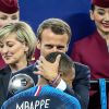 Emmanuel Macron et Kylian Mbappé - Finale de la Coupe du Monde de Football 2018 en Russie à Moscou, opposant la France à la Croatie (4-2). Le 15 juillet 2018 © Moreau-Perusseau / Bestimage