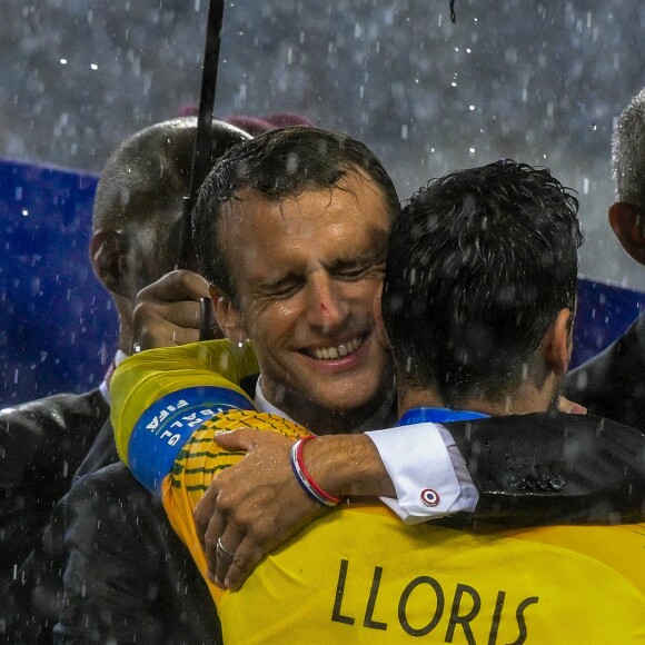 Le président Emmanuel Macron et Hugo Lioris - Finale de la Coupe du Monde de Football 2018 en Russie à Moscou, opposant la France à la Croatie (4-2) le 15 juillet 2018 © Moreau-Perusseau / Bestimage