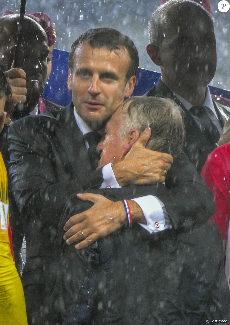 Le président Emmanuel Macron avec Didier Deschamps ...