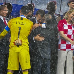 Hugo,Lioris, le président Emmanuel Macron avec Didier Deschamps et la présidente Croate Kolinda Grabar-Kitarovic - Finale de la Coupe du Monde de Football 2018 en Russie à Moscou, opposant la France à la Croatie (4-2) le 15 juillet 2018 © Moreau-Perusseau / Bestimage