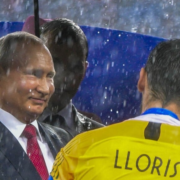 Hugo,Lioris, le président Emmanuel Macron avec Didier Deschamps et la présidente Croate Kolinda Grabar-Kitarovic - Finale de la Coupe du Monde de Football 2018 en Russie à Moscou, opposant la France à la Croatie (4-2) le 15 juillet 2018 © Moreau-Perusseau / Bestimage