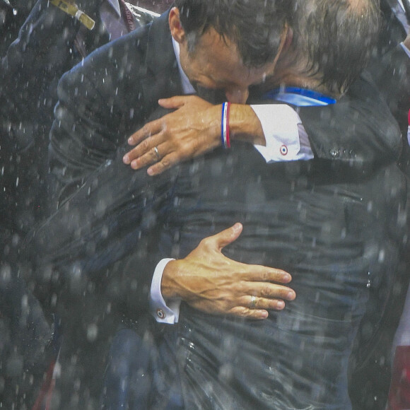Le président Emmanuel Macron avec Didier Deschamps - Finale de la Coupe du Monde de Football 2018 en Russie à Moscou, opposant la France à la Croatie (4-2) le 15 juillet 2018 © Moreau-Perusseau / Bestimage Final of the 2018 Football World Cup in Russia in Moscow, opposing France to Croatia (4-2) on July 15, 201815/07/2018 - Moscou