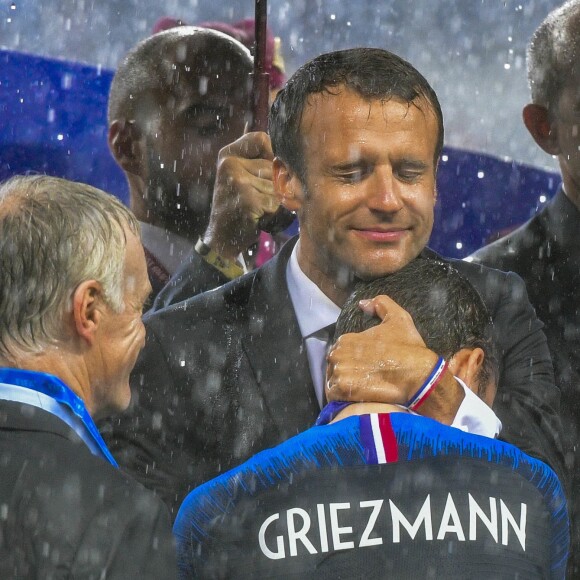 Le président Emmanuel Macron avec Antoine Griezmann - Finale de la Coupe du Monde de Football 2018 en Russie à Moscou, opposant la France à la Croatie (4-2) le 15 juillet 2018 © Moreau-Perusseau / Bestimage