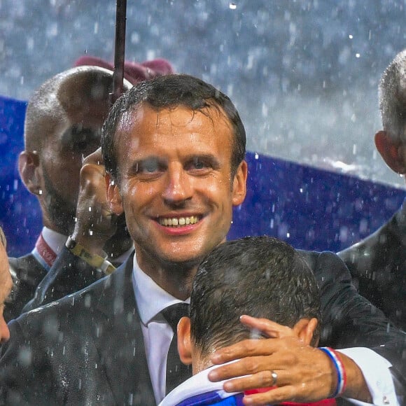 Le président Emmanuel Macron avec Antoine Griezmann - Finale de la Coupe du Monde de Football 2018 en Russie à Moscou, opposant la France à la Croatie (4-2) le 15 juillet 2018 © Moreau-Perusseau / Bestimage