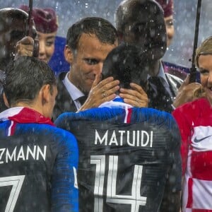 Le président Emmanuel Macron avec Blaise Matuidi, Antoine Griezmann et la présidente Croate Kolinda Grabar-Kitarovic - Finale de la Coupe du Monde de Football 2018 en Russie à Moscou, opposant la France à la Croatie (4-2) le 15 juillet 2018 © Moreau-Perusseau / Bestimage