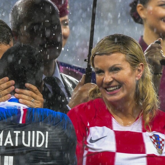 Le président Emmanuel Macron avec Blaise Matuidi, Antoine Griezmann et la présidente Croate Kolinda Grabar-Kitarovic - Finale de la Coupe du Monde de Football 2018 en Russie à Moscou, opposant la France à la Croatie (4-2) le 15 juillet 2018 © Moreau-Perusseau / Bestimage